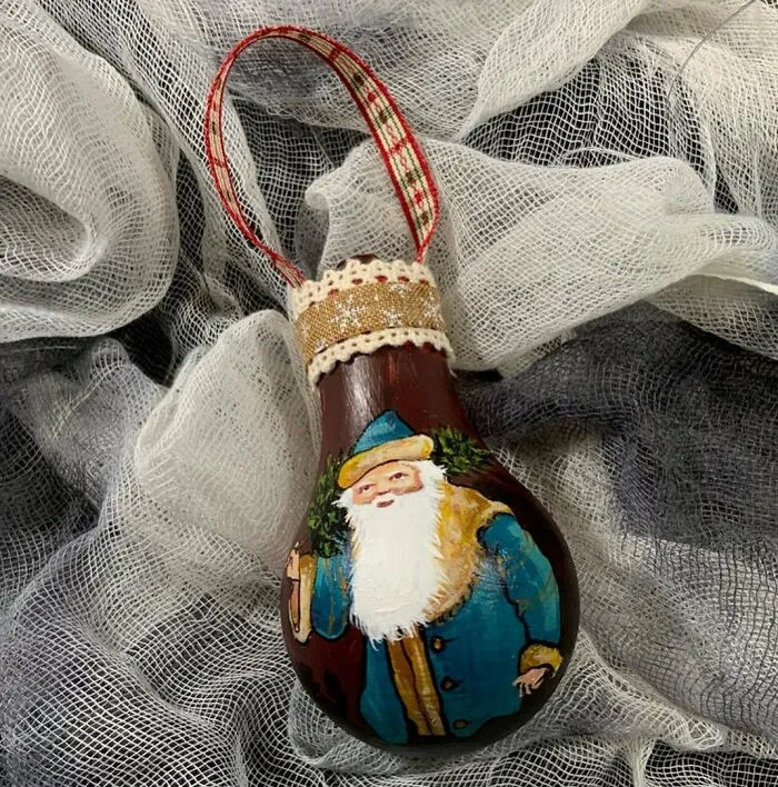 I Paint On Burnt Out Lightbulbs To Repurpose Them As Christmas Tree Ornaments (60 Pics)