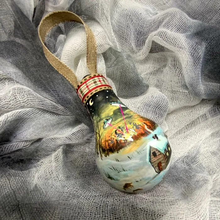 I Paint On Burnt Out Lightbulbs To Repurpose Them As Christmas Tree Ornaments (60 Pics)