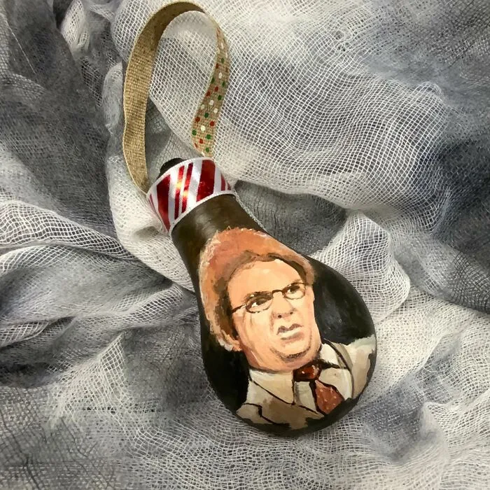 I Paint On Burnt Out Lightbulbs To Repurpose Them As Christmas Tree Ornaments (60 Pics)