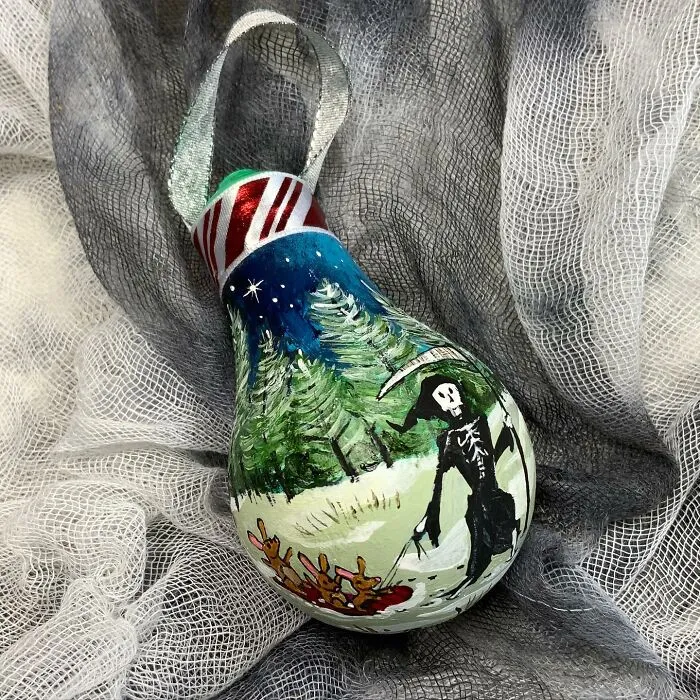 I Paint On Burnt Out Lightbulbs To Repurpose Them As Christmas Tree Ornaments (60 Pics)