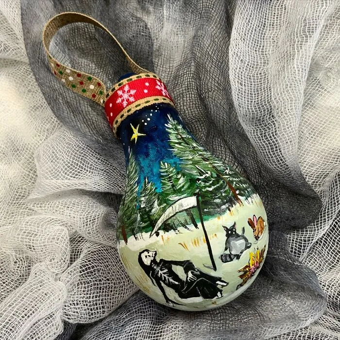 I Paint On Burnt Out Lightbulbs To Repurpose Them As Christmas Tree Ornaments (60 Pics)