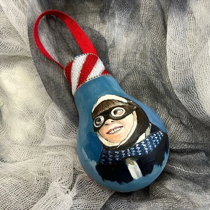 I Paint On Burnt Out Lightbulbs To Repurpose Them As Christmas Tree Ornaments (60 Pics)
