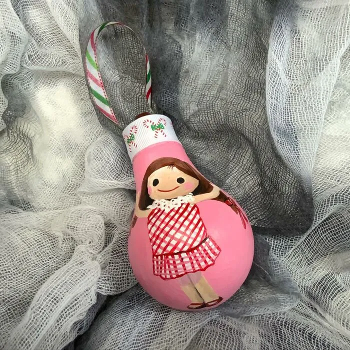 I Paint On Burnt Out Lightbulbs To Repurpose Them As Christmas Tree Ornaments (60 Pics)