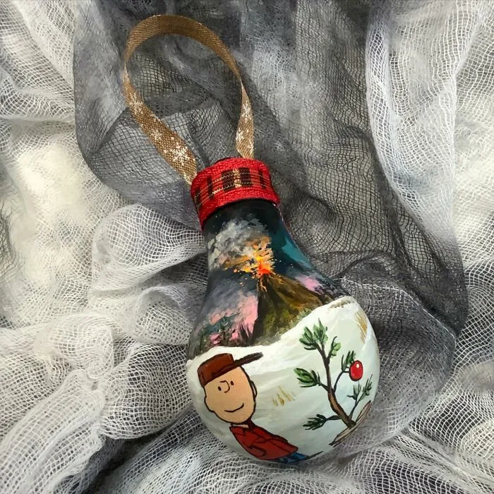 I Paint On Burnt Out Lightbulbs To Repurpose Them As Christmas Tree Ornaments (60 Pics)