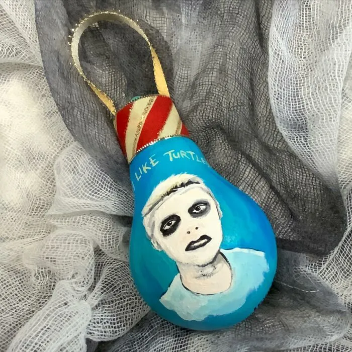 I Paint On Burnt Out Lightbulbs To Repurpose Them As Christmas Tree Ornaments (60 Pics)