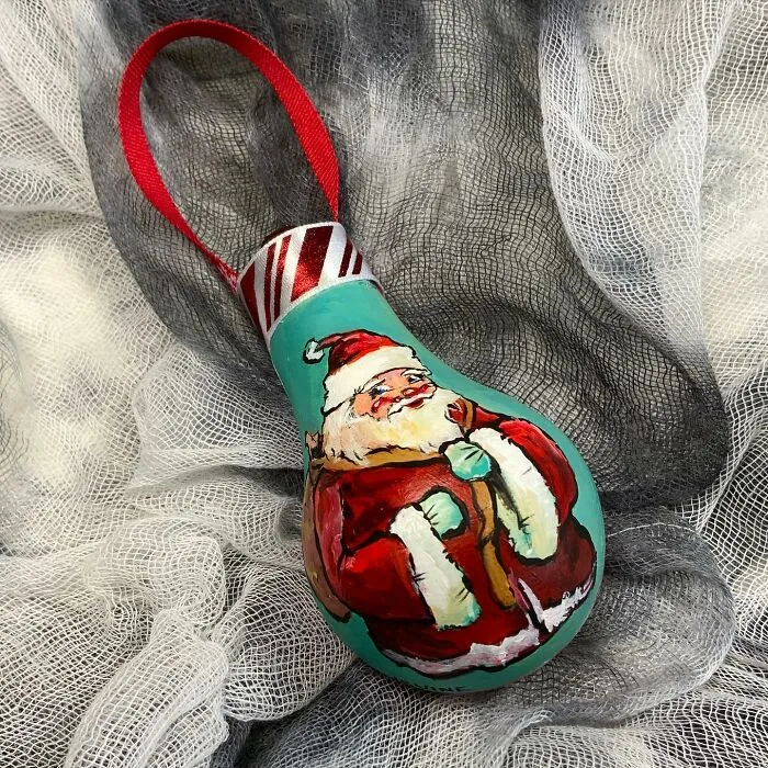 I Paint On Burnt Out Lightbulbs To Repurpose Them As Christmas Tree Ornaments (60 Pics)