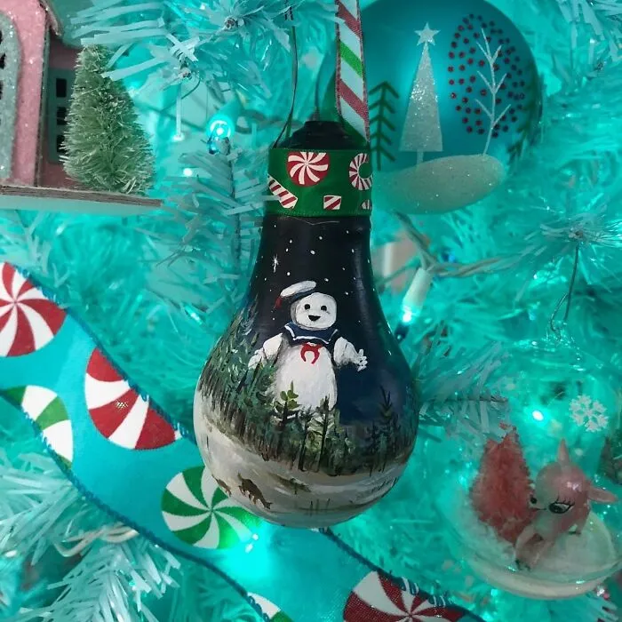 I Paint On Burnt Out Lightbulbs To Repurpose Them As Christmas Tree Ornaments (60 Pics)