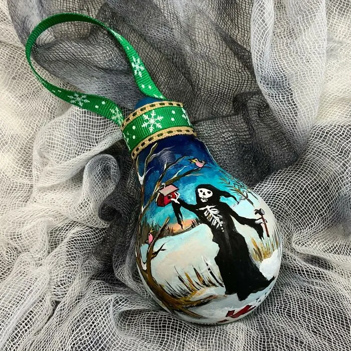 I Paint On Burnt Out Lightbulbs To Repurpose Them As Christmas Tree Ornaments (60 Pics)