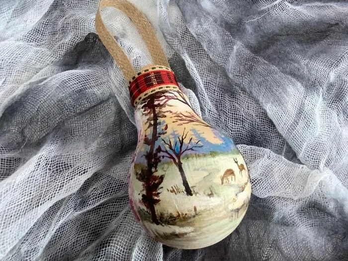 I Paint On Burnt Out Lightbulbs To Repurpose Them As Christmas Tree Ornaments (60 Pics)