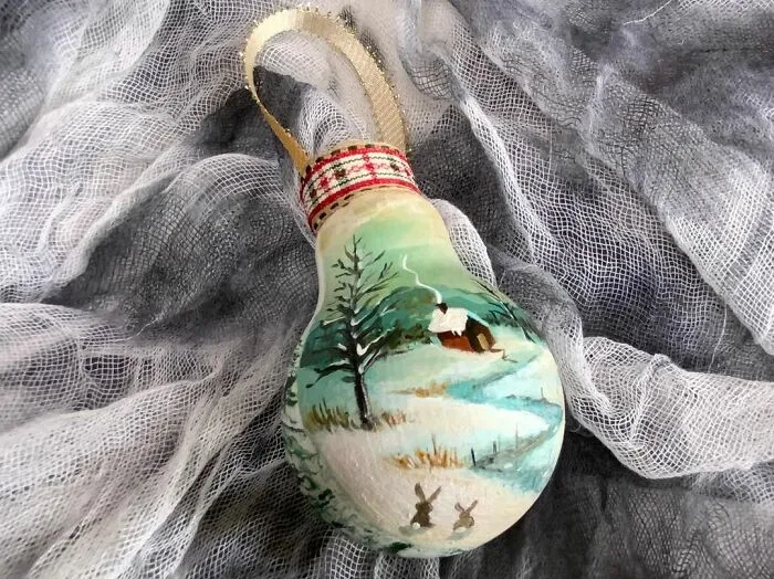 I Paint On Burnt Out Lightbulbs To Repurpose Them As Christmas Tree Ornaments (60 Pics)