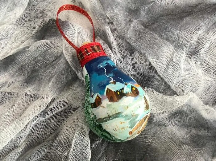 I Paint On Burnt Out Lightbulbs To Repurpose Them As Christmas Tree Ornaments (60 Pics)