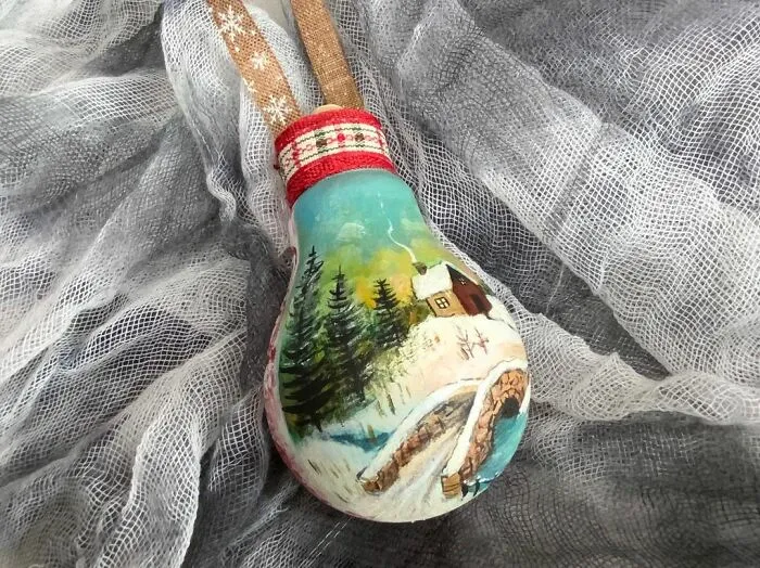 I Paint On Burnt Out Lightbulbs To Repurpose Them As Christmas Tree Ornaments (60 Pics)
