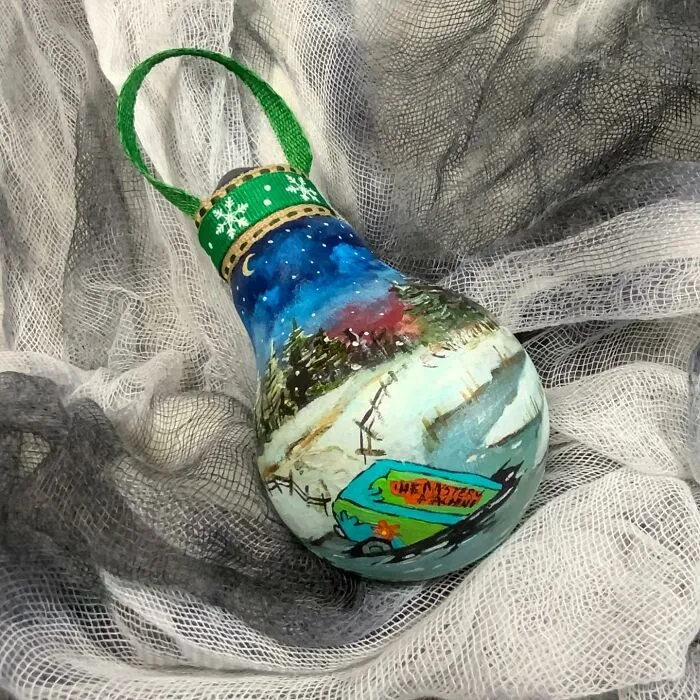 I Paint On Burnt Out Lightbulbs To Repurpose Them As Christmas Tree Ornaments (60 Pics)