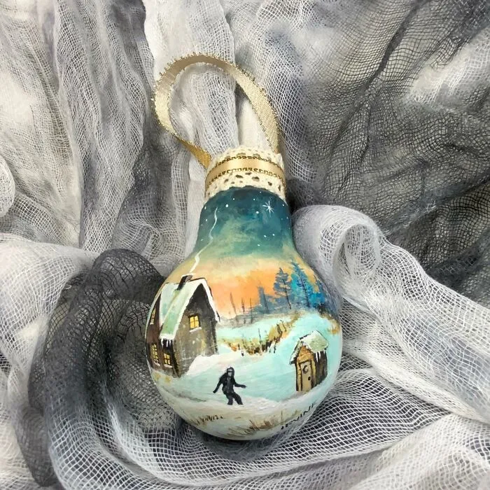 I Paint On Burnt Out Lightbulbs To Repurpose Them As Christmas Tree Ornaments (60 Pics)