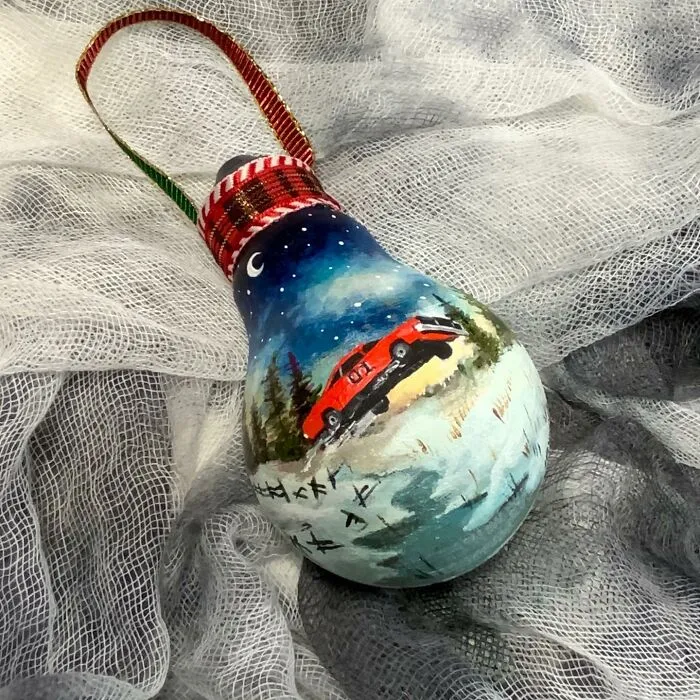 I Paint On Burnt Out Lightbulbs To Repurpose Them As Christmas Tree Ornaments (60 Pics)
