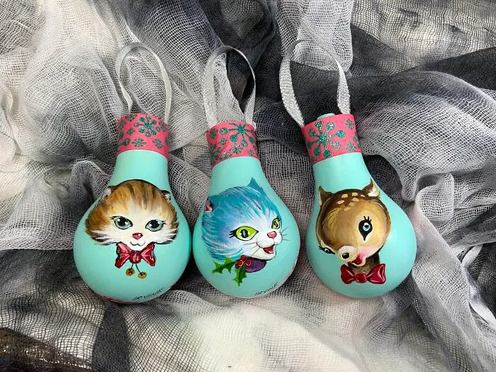 I Paint On Burnt Out Lightbulbs To Repurpose Them As Christmas Tree Ornaments (60 Pics)