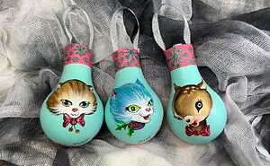 I Paint On Burnt Out Lightbulbs To Repurpose Them As Christmas Tree Ornaments (60 Pics)