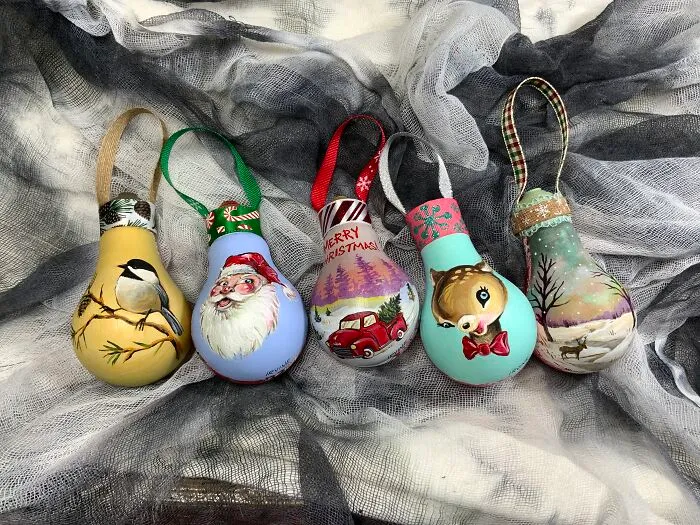I Paint On Burnt Out Lightbulbs To Repurpose Them As Christmas Tree Ornaments (60 Pics)