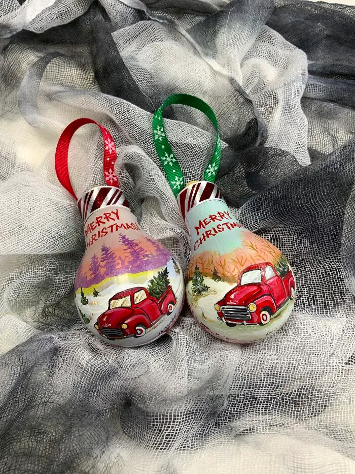 I Paint On Burnt Out Lightbulbs To Repurpose Them As Christmas Tree Ornaments (60 Pics)