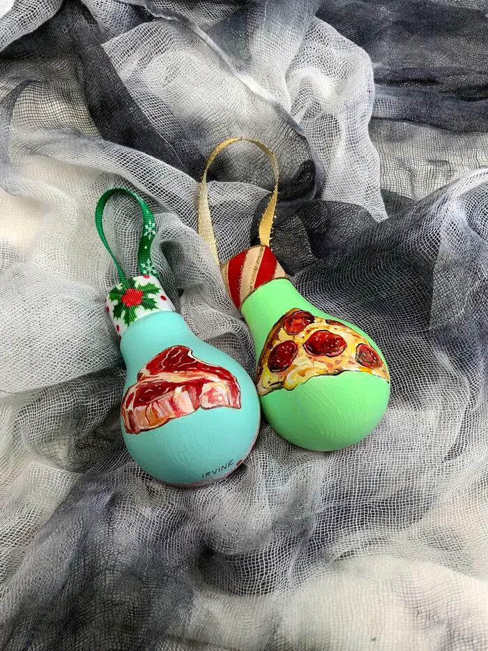 I Paint On Burnt Out Lightbulbs To Repurpose Them As Christmas Tree Ornaments (60 Pics)