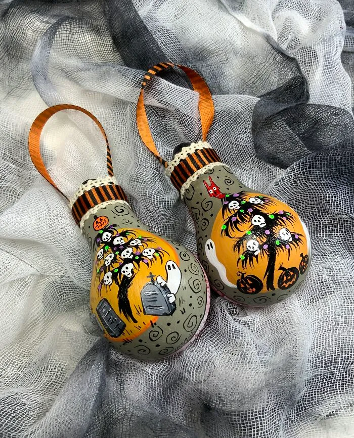 I Paint On Burnt Out Lightbulbs To Repurpose Them As Christmas Tree Ornaments (60 Pics)