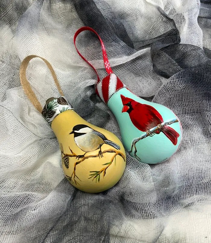 I Paint On Burnt Out Lightbulbs To Repurpose Them As Christmas Tree Ornaments (60 Pics)