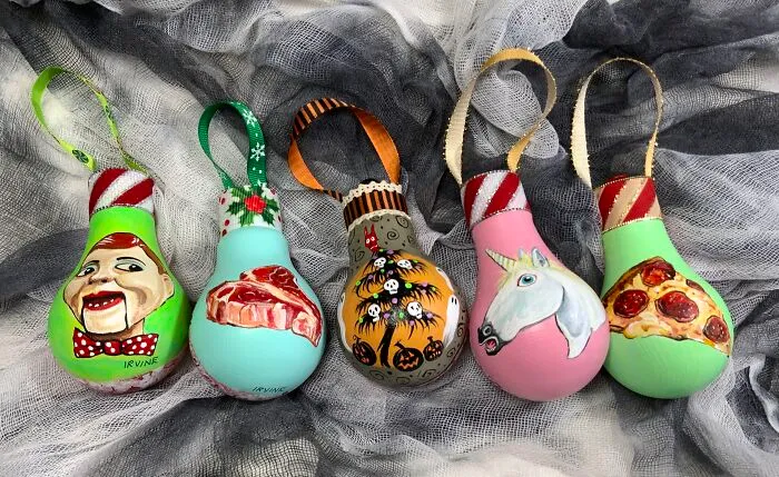I Paint On Burnt Out Lightbulbs To Repurpose Them As Christmas Tree Ornaments (60 Pics)