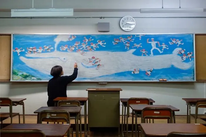 From Sailor Moon To Vincent Van Gogh's "Starry Night", This Teacher Surprises His Students With Stunning Chalkboard Art (31 New Pics)
