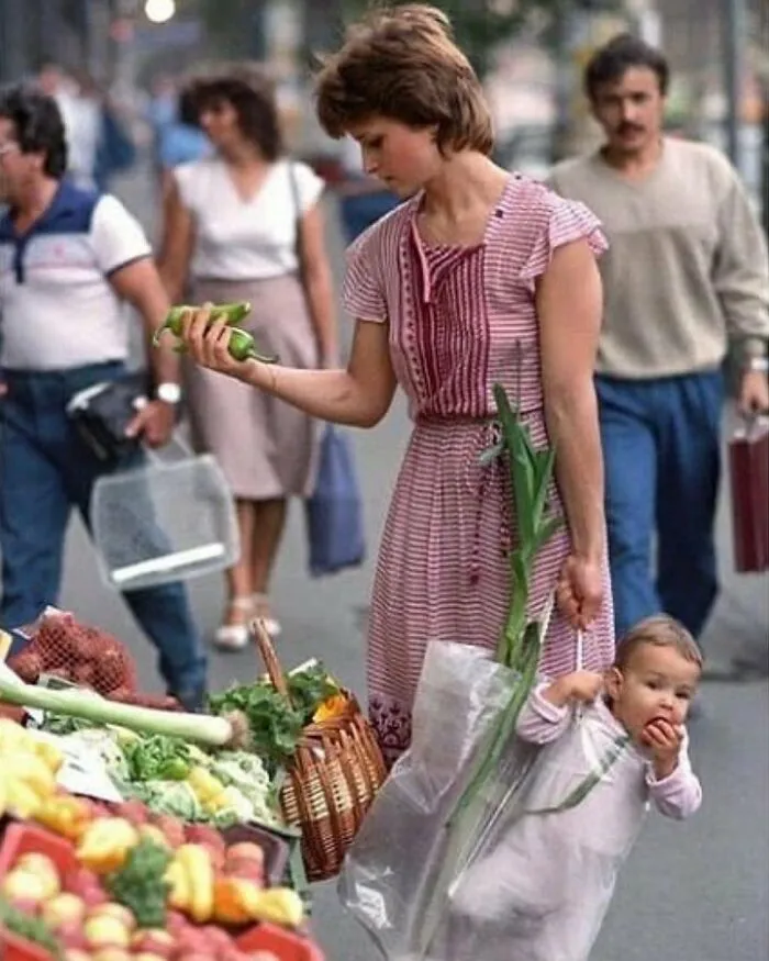 40 Fotos callejeras que captan encuentros fortuitos en lugares públicos
