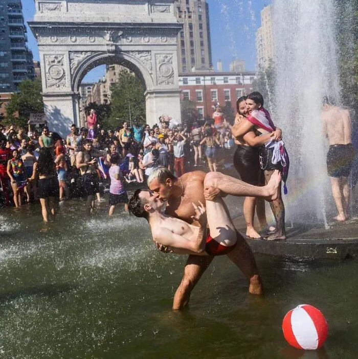 40 Fotos callejeras que captan encuentros fortuitos en lugares públicos