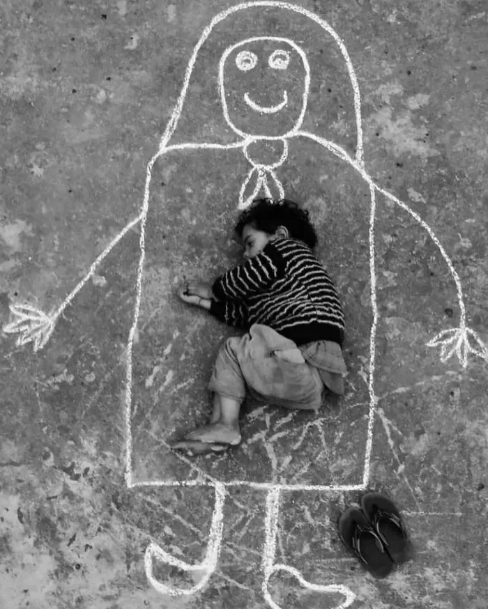 40 Fotos callejeras que captan encuentros fortuitos en lugares públicos