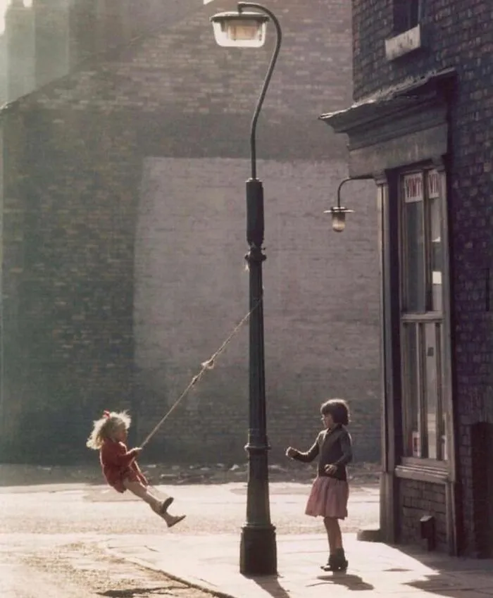 40 Fotos callejeras que captan encuentros fortuitos en lugares públicos