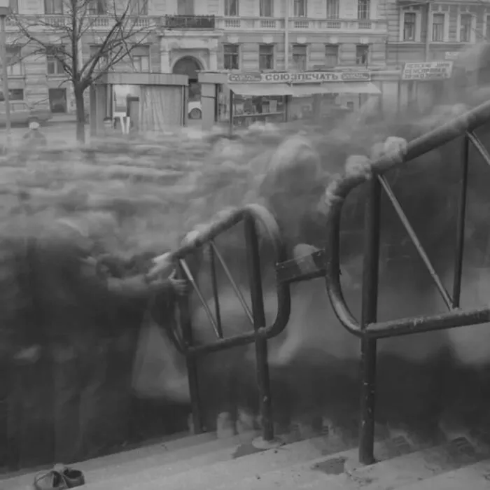 40 Fotos callejeras que captan encuentros fortuitos en lugares públicos