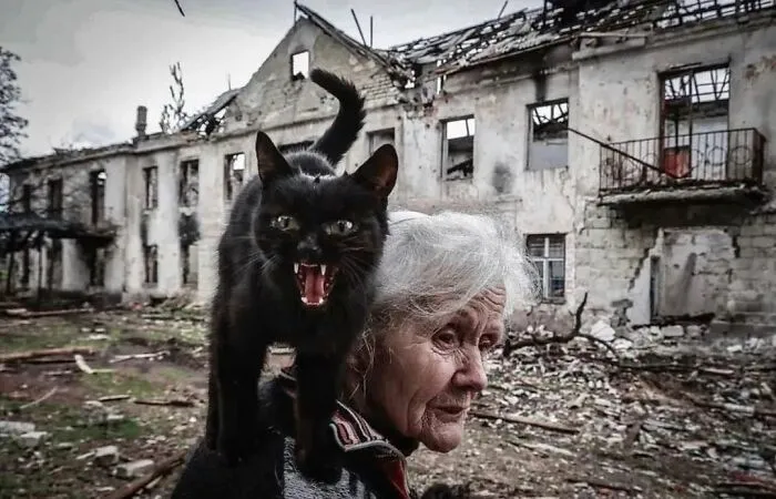 Instagram Account Collects And Shares Pictures That Capture Chance Encounters In Public Places (50 New Pics)