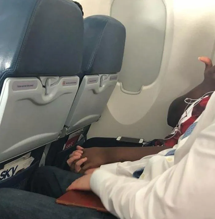 Acabamos de aterrizar en el aeropuerto de Nueva York. La gente del otro lado del pasillo no se conocía. Ella volaba por primera vez y estaba aterrorizada. Él le habló y le dio la mano. Sólo gente siendo gente
