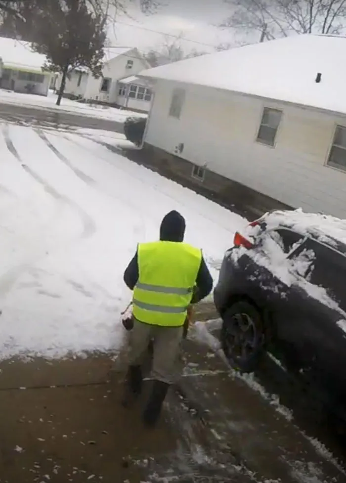 Mi vecino sabe que estoy en casa con un niño de 2 años mientras mi marido está en el trabajo. Amablemente quitó la nieve, limpió nuestros caminos y echó sal en la entrada