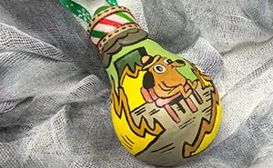 I Paint On Burnt Out Lightbulbs To Repurpose Them As Christmas Tree Ornaments (60 Pics)