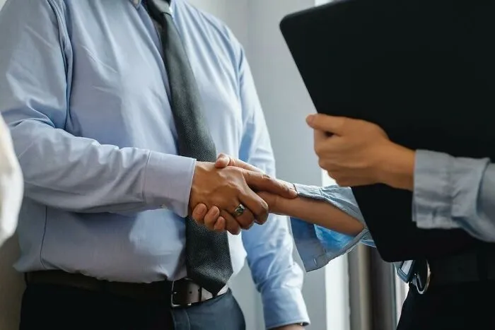 Los empleados dejan de hacer un esfuerzo adicional en el trabajo y se suman a la tendencia de la "renuncia silenciosa", esto es lo que las personas opinan al respecto (20 respuestas)