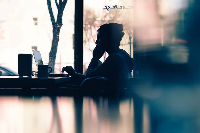 Los empleados dejan de hacer un esfuerzo adicional en el trabajo y se suman a la tendencia de la "renuncia silenciosa", esto es lo que las personas opinan al respecto (20 respuestas)