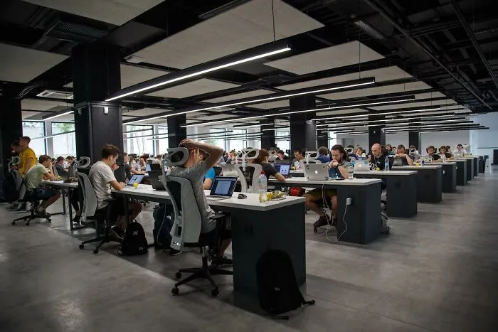 Los empleados dejan de hacer un esfuerzo adicional en el trabajo y se suman a la tendencia de la "renuncia silenciosa", esto es lo que las personas opinan al respecto (20 respuestas)