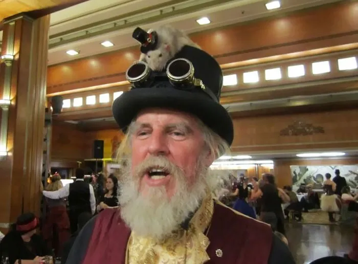 Este hombre y su mascota con su propio sombrero