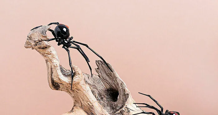 I Make Glass Figures Of Spiders, Octopuses And Other Animals Using The Lampwork Technique