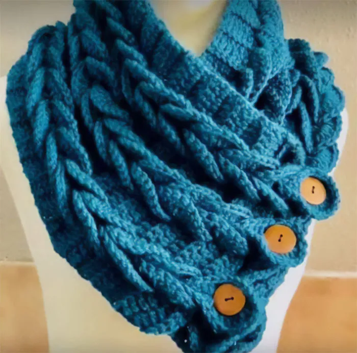 Esta semana terminé otro de estos pañuelos trenzados para un regalo de Navidad. Solo faltan 2 más