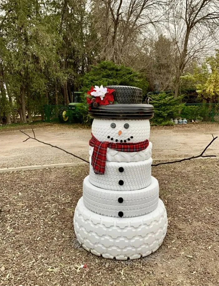 Adorable muñeco de nieve hecho con llantas viejas. Me encanta esta idea para reciclar llantas viejas