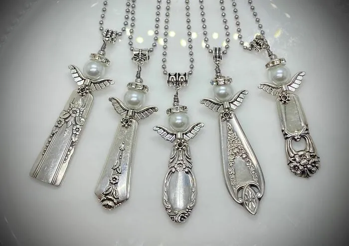 Hice unos collares de ángeles con mangos de cucharas de plata antiguas