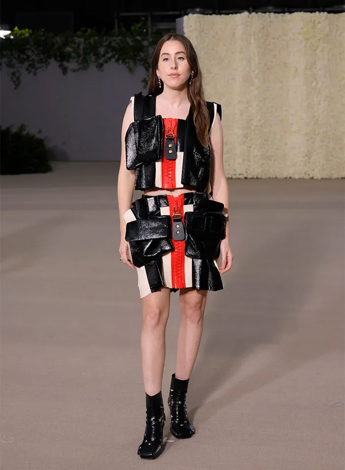 Alguien necesita chequear que Louis Vuitton se encuentre bien. ¡Parece haber descarrilado seriamente! La colección actual va desde BDSM hasta vestidos femeninos tipo baby doll con volantes