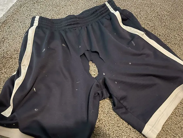Mi mujer no dejaba de amenazarme con tirar mi par favorito de pantalones cortos. Hoy los encontré así