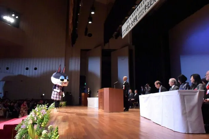 La Universidad de Kioto permite a los estudiantes vestirse como quieran en su graduación, y aquí hay 35 de sus ingeniosos disfraces