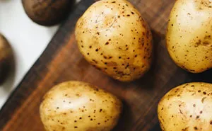 Potatoes For Trick-Or-Treaters Become An Instant Hit In This Neighborhood, People Chime In With The Weirdest Halloween Treats They've Seen