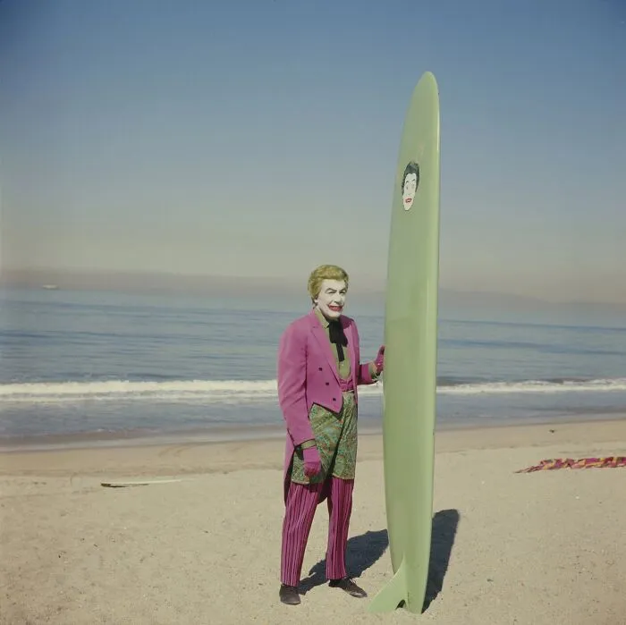 César Romero antes de filmar su escena de surf con Adam West en Batman (1967)